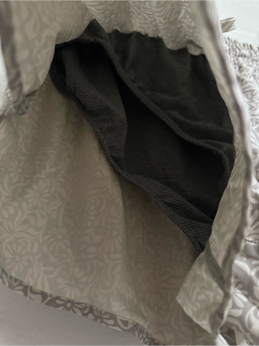 Vuori Clementine Short 2.0 in the Smokey Taupe Iris Floral 2” Inseam Size Small - Picture 3 of 8